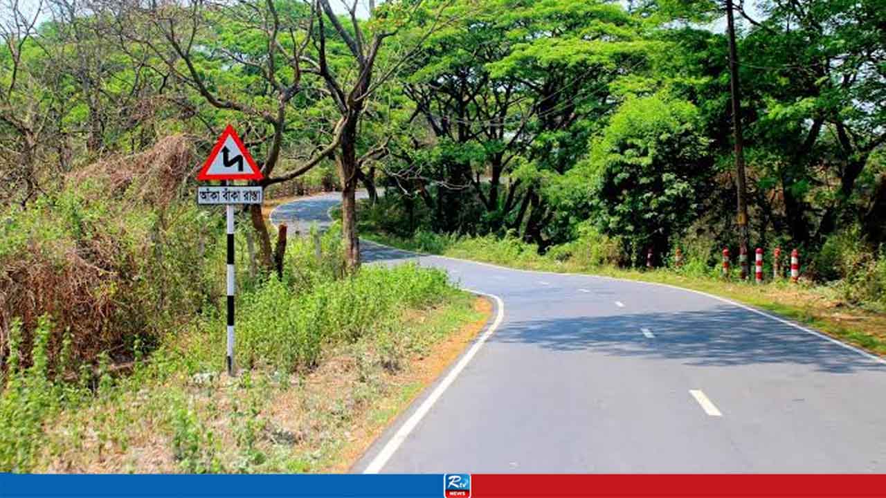 প্রাইভেট পড়তে যাচ্ছিল তিন ছাত্র, পথেই ঝরল একজনের প্রাণ