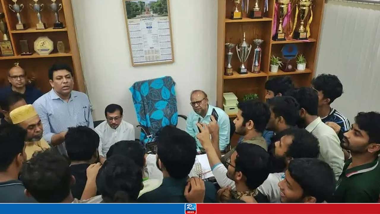 মামলার আশ্বাসে কর্মসূচি থেকে ফিরলেন রাবির সাংবাদিকরা