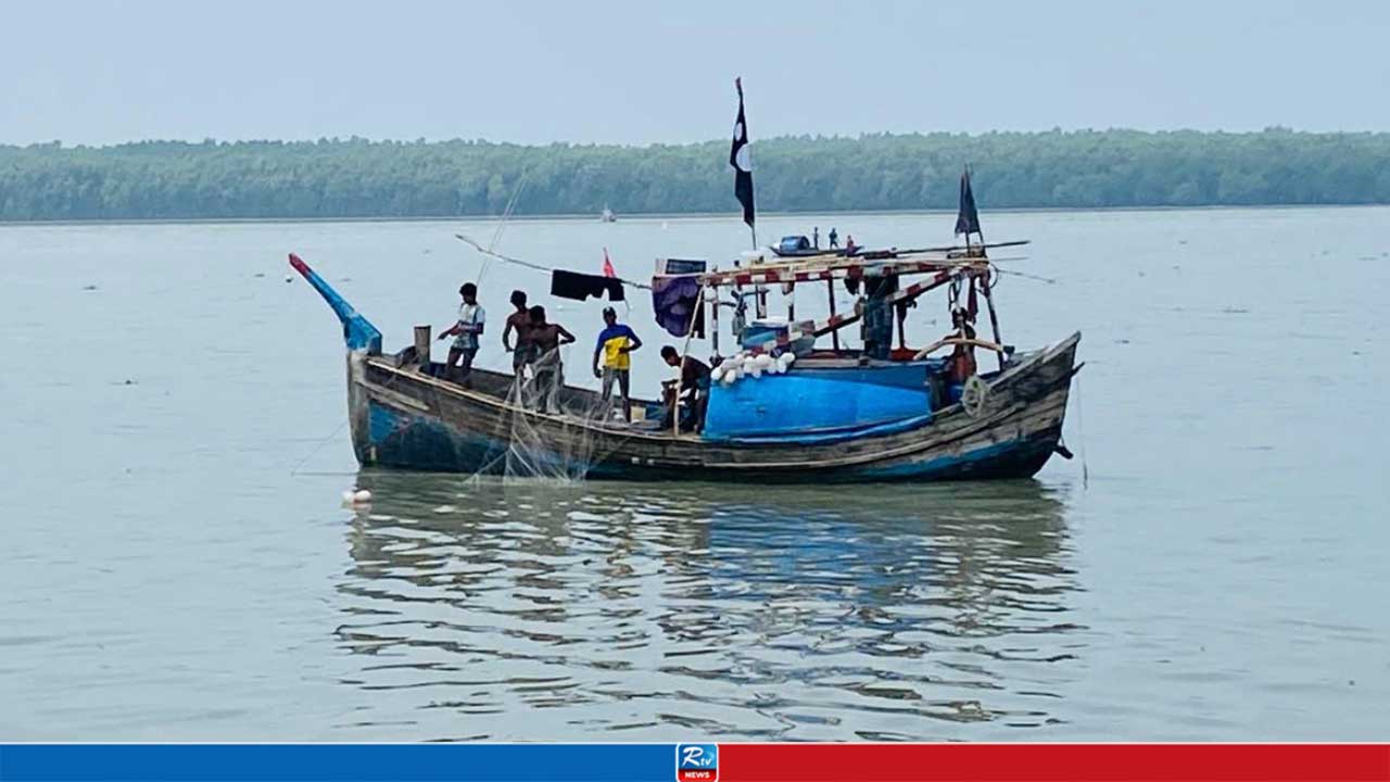 শুরু হচ্ছে নিষেধাজ্ঞা, হতাশা নিয়ে ঘাটে ফিরছেন জেলেরা