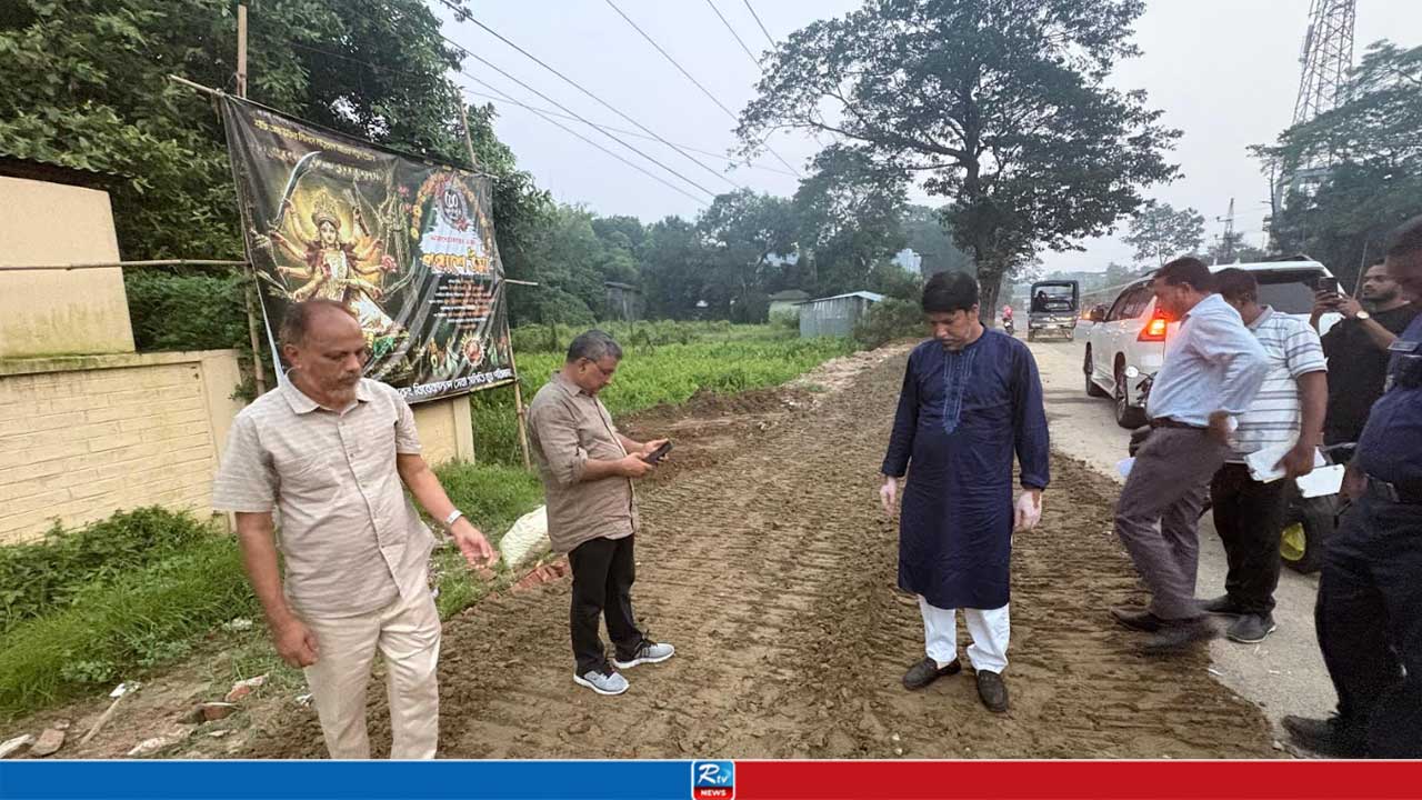 সড়কে বালির বদলে দেওয়া হচ্ছিল মাটি, হঠাৎ হাজির এমপি