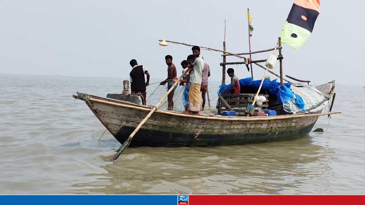 পদ্মা-মেঘনায় মাছ ধরার নিষেধাজ্ঞা শুরু আজ