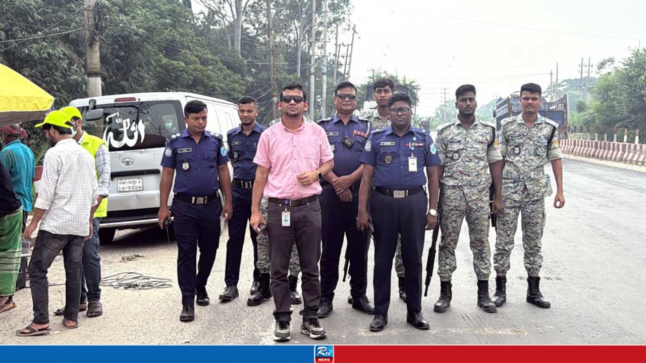 কালো ধোঁয়া ছেড়ে চলছিল যাত্রীবাহী বাস, অতঃপর...