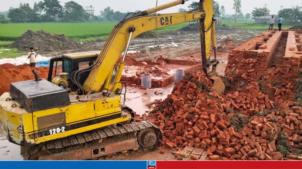 অবৈধ ইটভাটা গুঁড়িয়ে দিল ধামরাই উপজেলা প্রশাসন