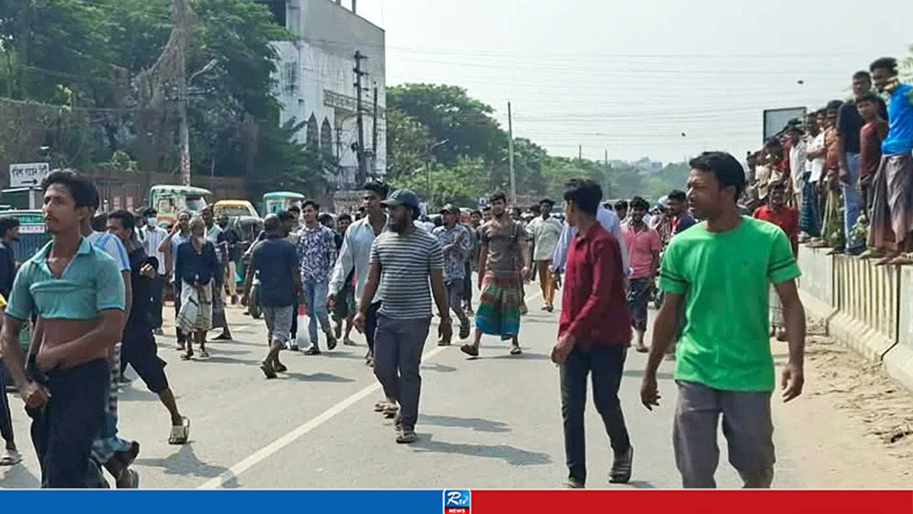 মোহাম্মদপুরে সড়ক অবরোধ, অফিসগামী মানুষের চরম ভোগান্তি