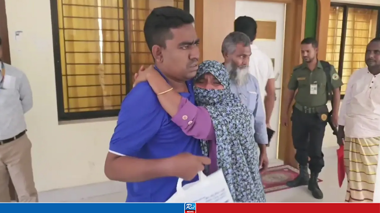 পাবনায় ম্যাজিস্ট্রেটের মধ্যস্থতায় ছেলের ঘরে ফিরলেন মা