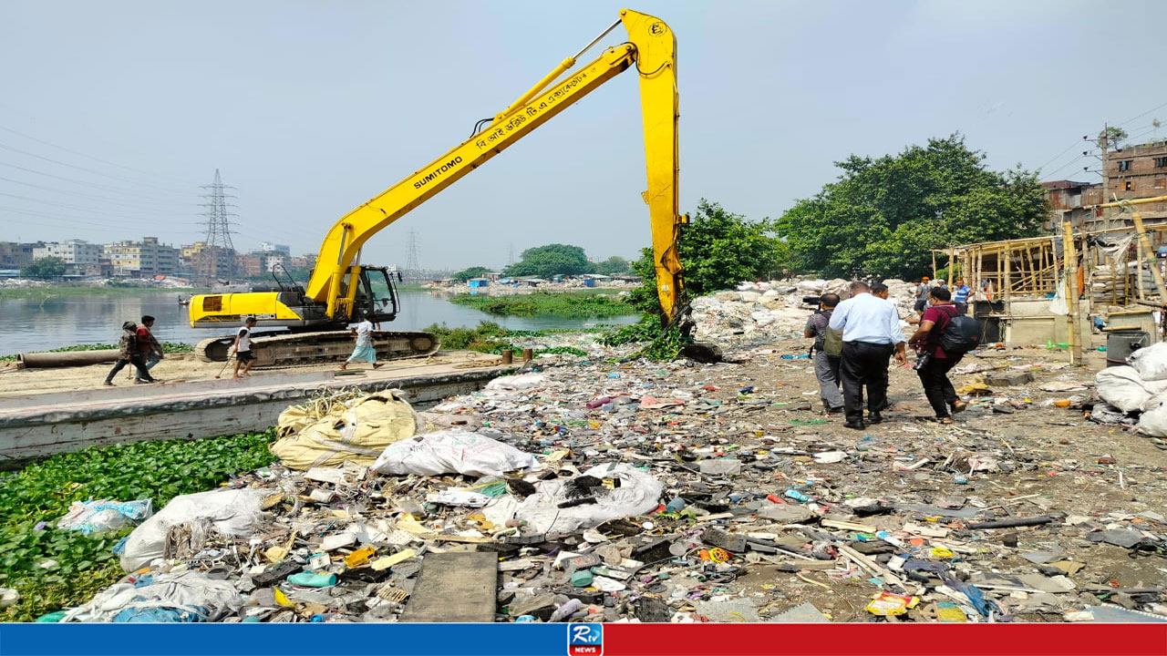বুড়িগঙ্গার তীরে ১০০ টন বর্জ্য অপসারণ, ৫০ স্থাপনা উচ্ছেদ