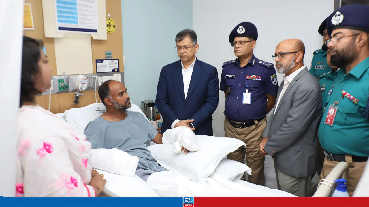 আহত পুলিশ পরিদর্শককে দেখতে এভারকেয়ার হাসপাতালে স্বরাষ্ট্রমন্ত্রী