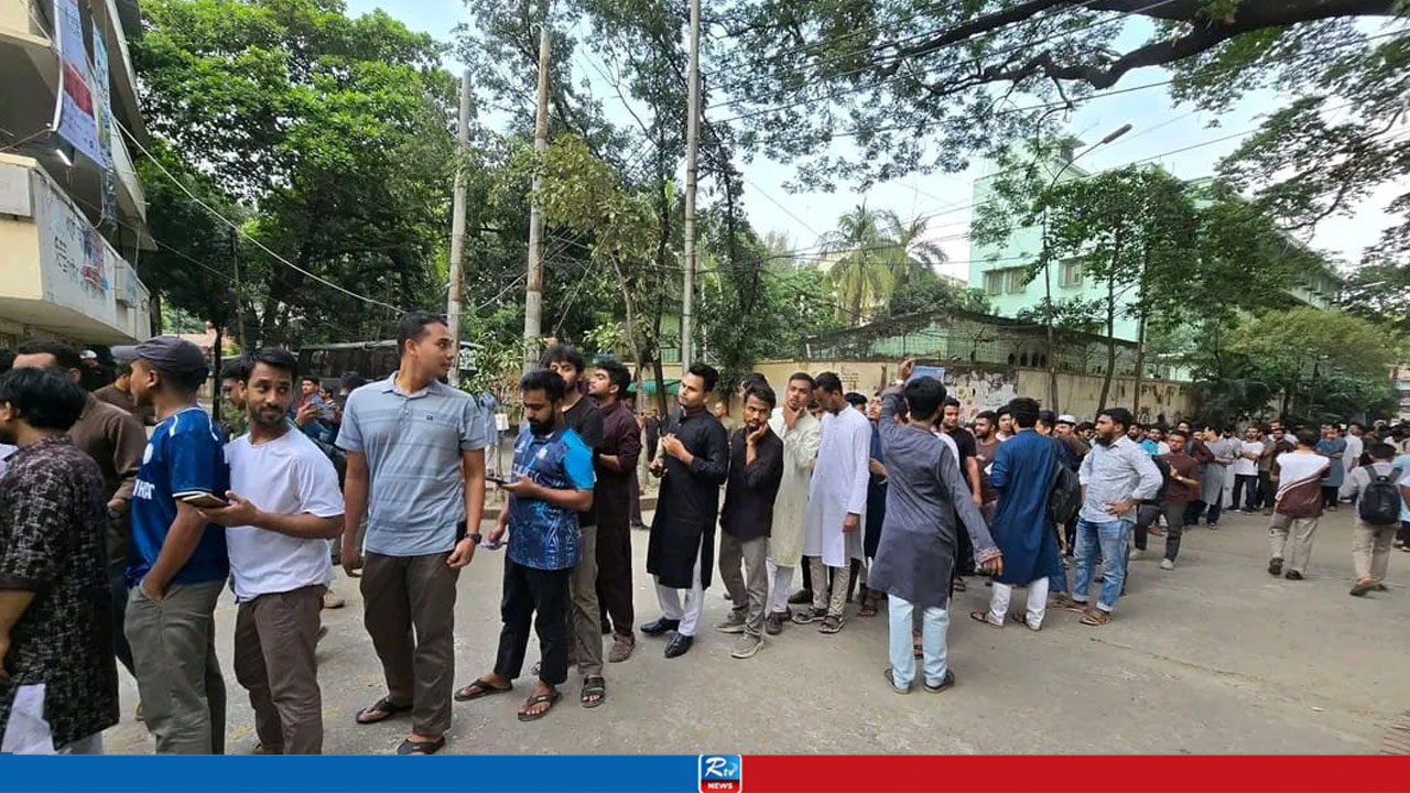 জবিতে গরু-খাসি দুটোই হলো রান্না, খেতে শিক্ষার্থীদের দীর্ঘ লাইন