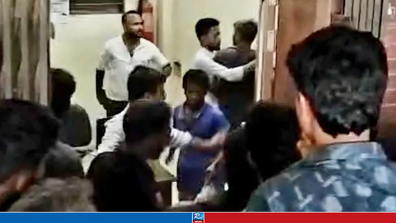 টিকিট দেখতে চাওয়ায় ব্রাহ্মণবাড়িয়া স্টেশনে স্টেশনমাস্টার-টিসিকে মারধর