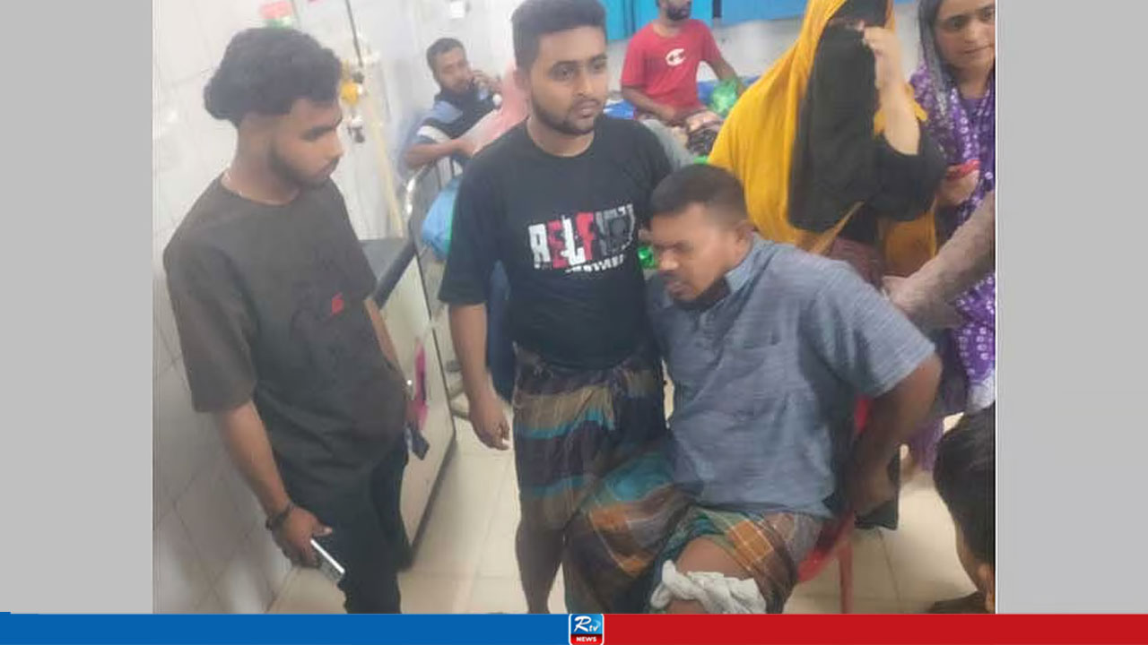 মোহাম্মদপুরে গুলি-চাপাতির কোপে বাবা-ছেলে আহত