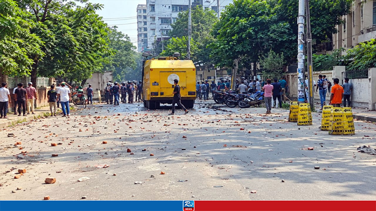 পঞ্চম দিনেও রাজপথে পোশাক শ্রমিকরা, পুলিশের সঙ্গে সংঘর্ষ