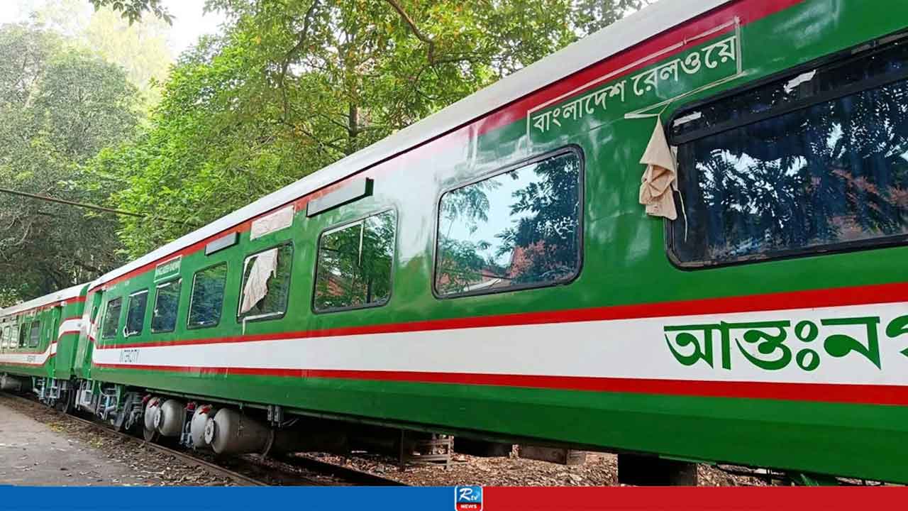 ভারত থেকে প্রথম চালানে এলো ১৮ রেলকোচ