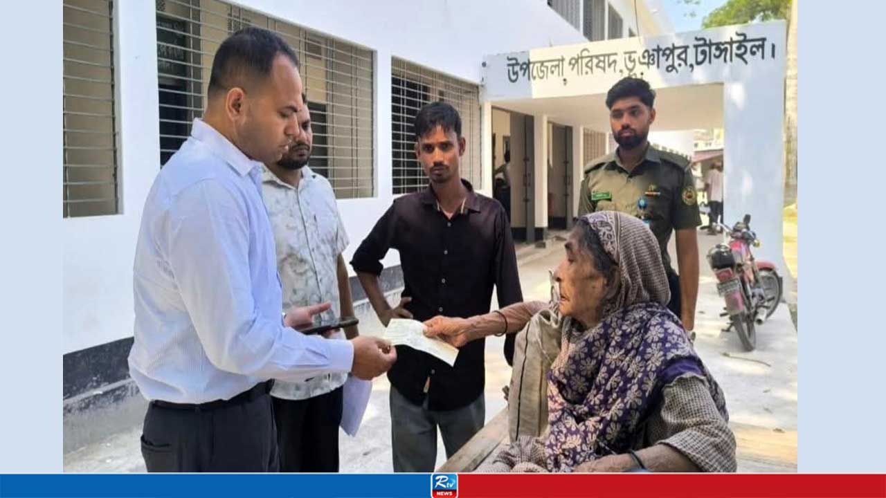 সিঁড়ি বাইতে হিমশিম ৮০ বছরের বৃদ্ধা, চেয়ার ছেড়ে নিচে নামলেন ইউএনও
