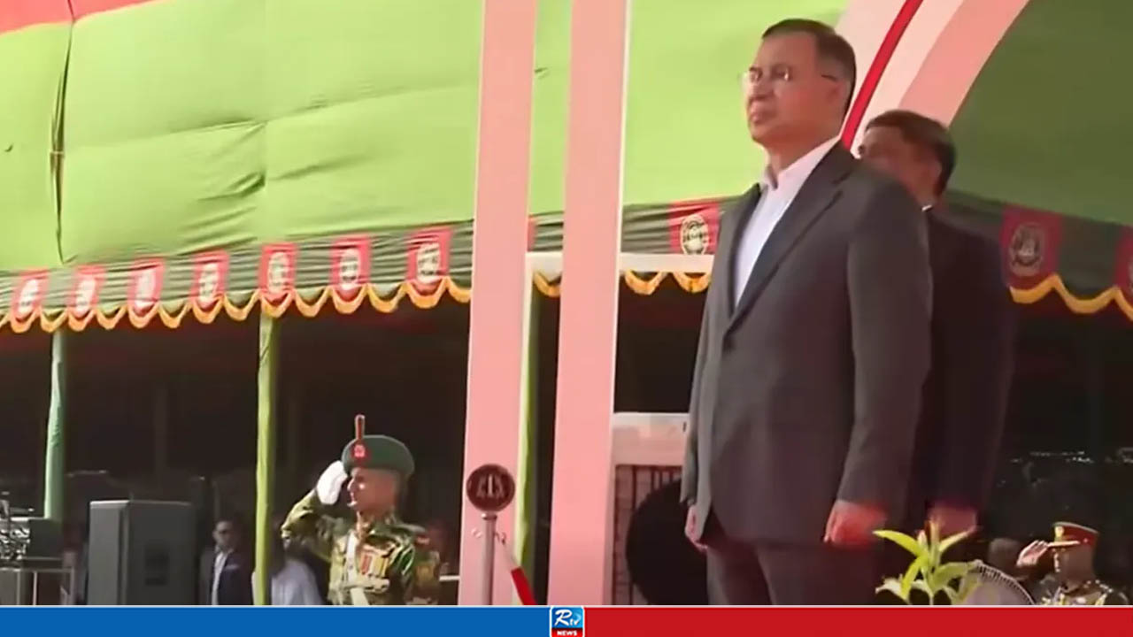 সেনাবাহিনীর ৭ ইউনিটকে জাতীয় পতাকা দিলেন প্রধানমন্ত্রী