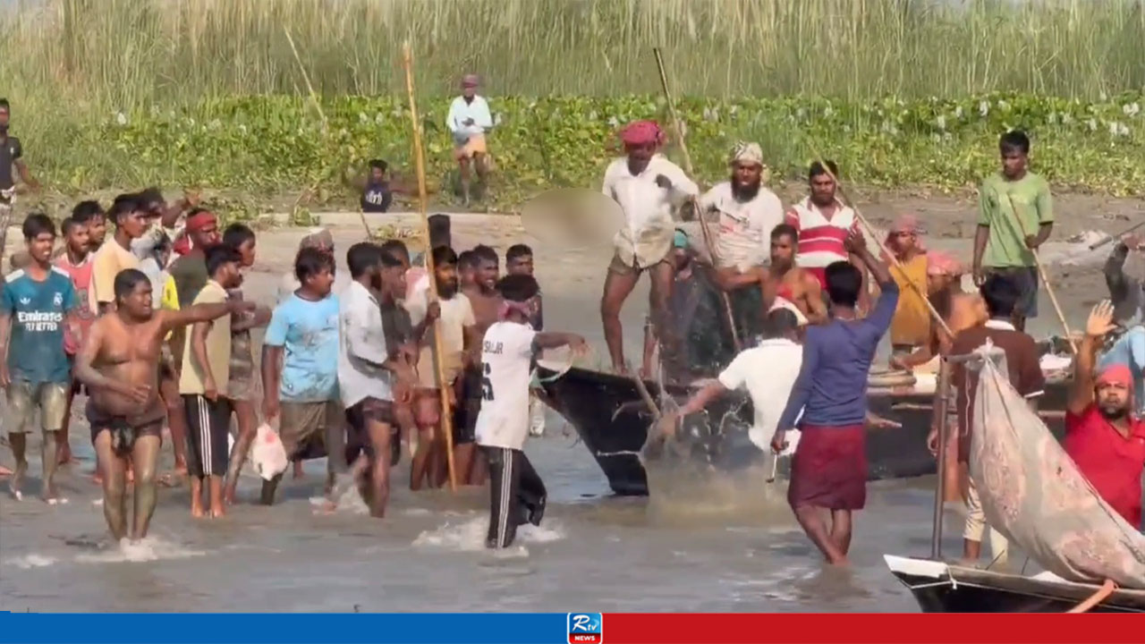 পদ্মায় মা ইলিশ রক্ষা অভিযানে হামলা, আটক ৪১ জেলে
