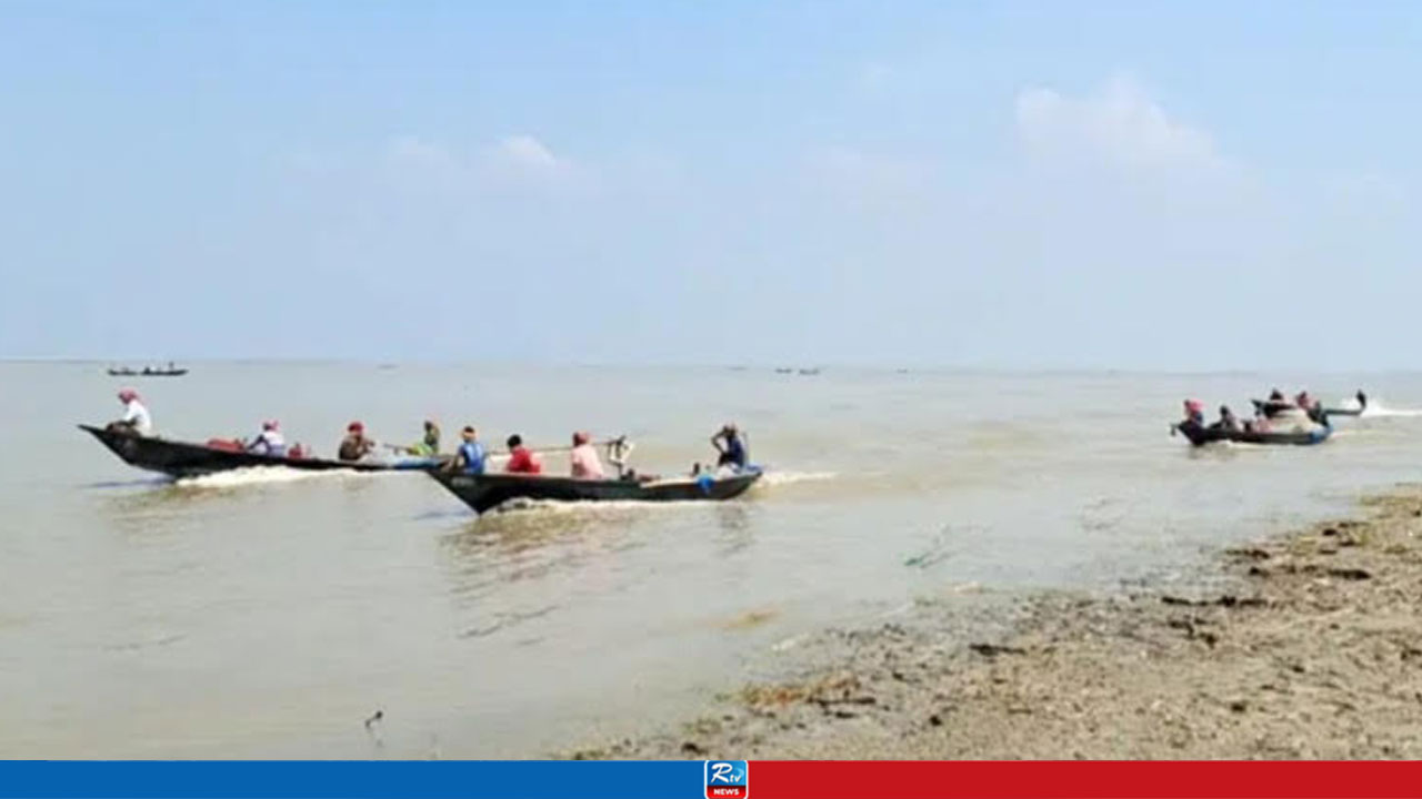 ‘সরকারের কোনো সহায়তা পাই না, বাঁচার তাগিদে বাধ্য হয়েই নদীতে নামি’