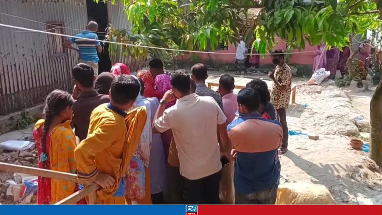 দুর্গন্ধ পেয়ে ঘরের ছিদ্র দিয়ে উঁকি দিতেই এলাকাবাসীর ‘চোখ কপালে’