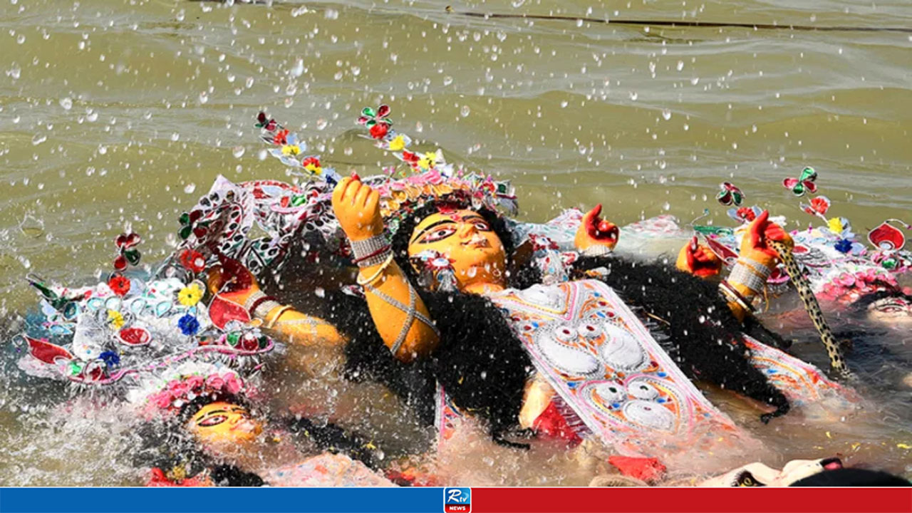 ঢাকার ৩৩ পয়েন্টে প্রতিমা বিসর্জন, নিরাপত্তায় ১৬ হাজারের বেশি পুলিশ