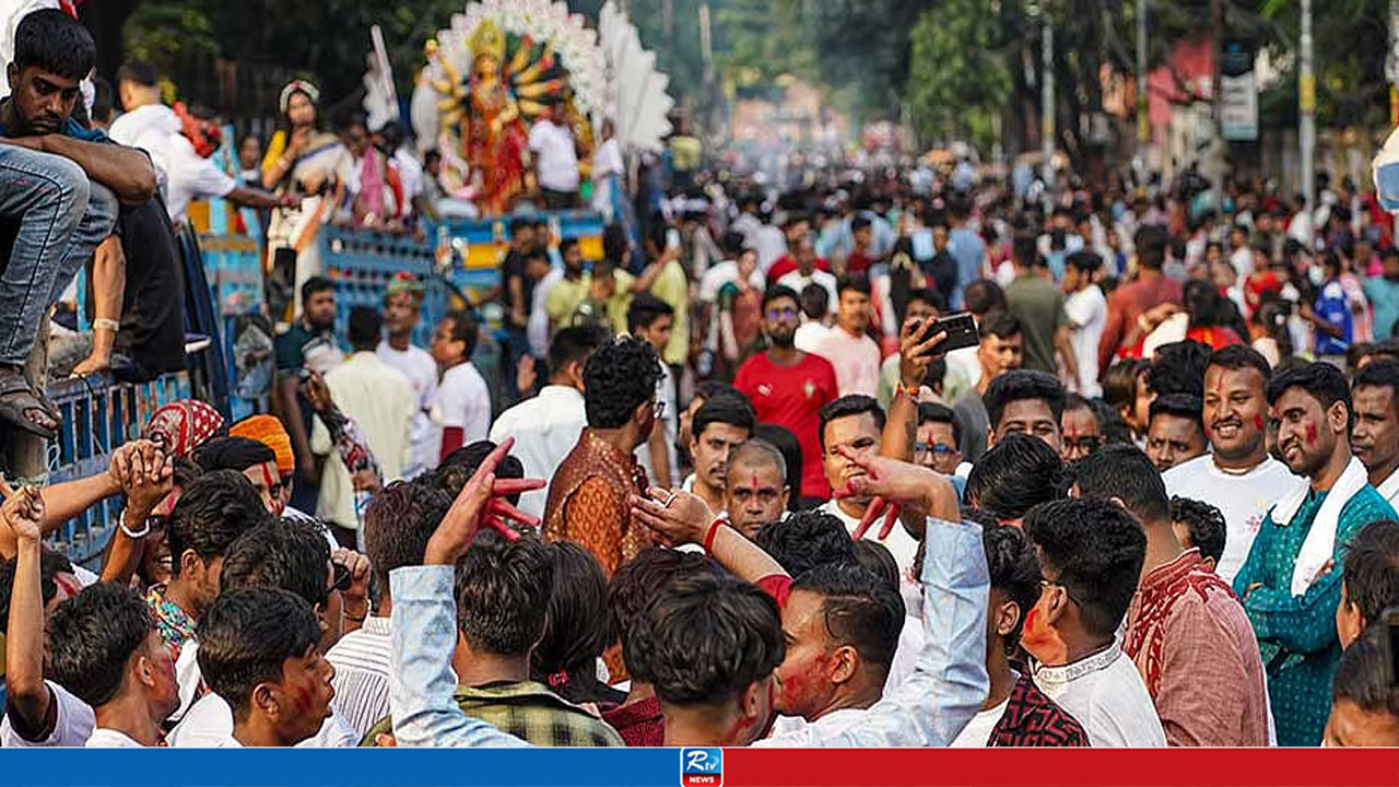 ভক্তের চোখের জলে দেবীদুর্গার বিসর্জনযাত্রা