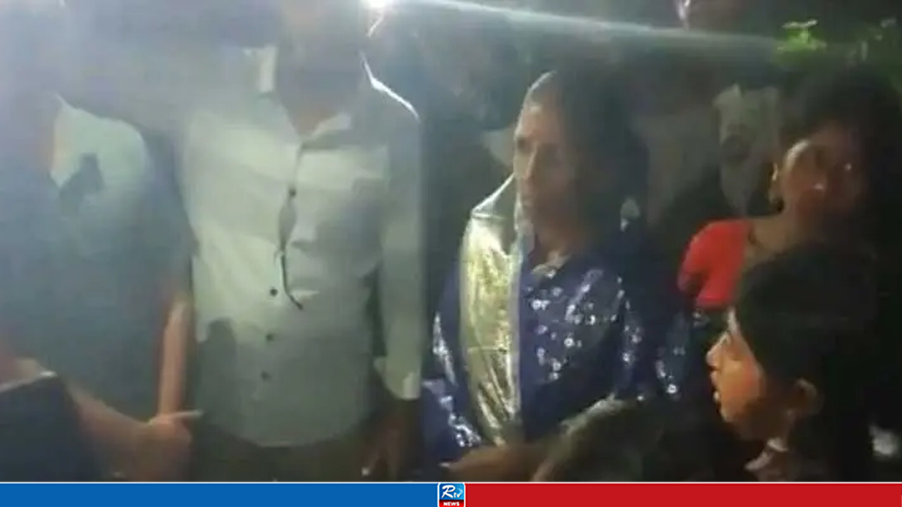 পূজায় যাওয়ার পথে ভ্যান থামিয়ে নারীদের স্বর্ণালংকার লুট