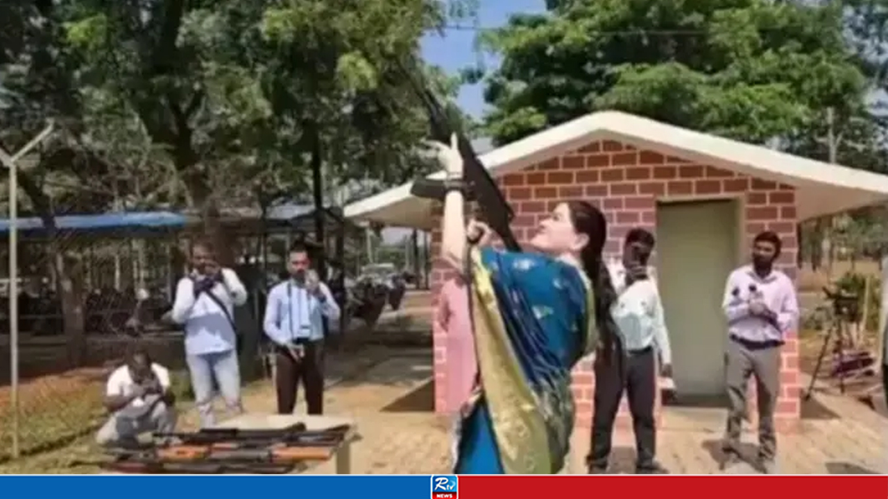 একে-৪৭ দিয়ে গুলি ছোড়ার ভিডিও ভাইরাল, বিতর্কে নারী কর্মকর্তা