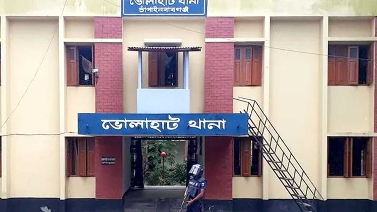 বাঁশ দিয়ে চার বন্ধুকে কুপোকাত, অতঃপর...