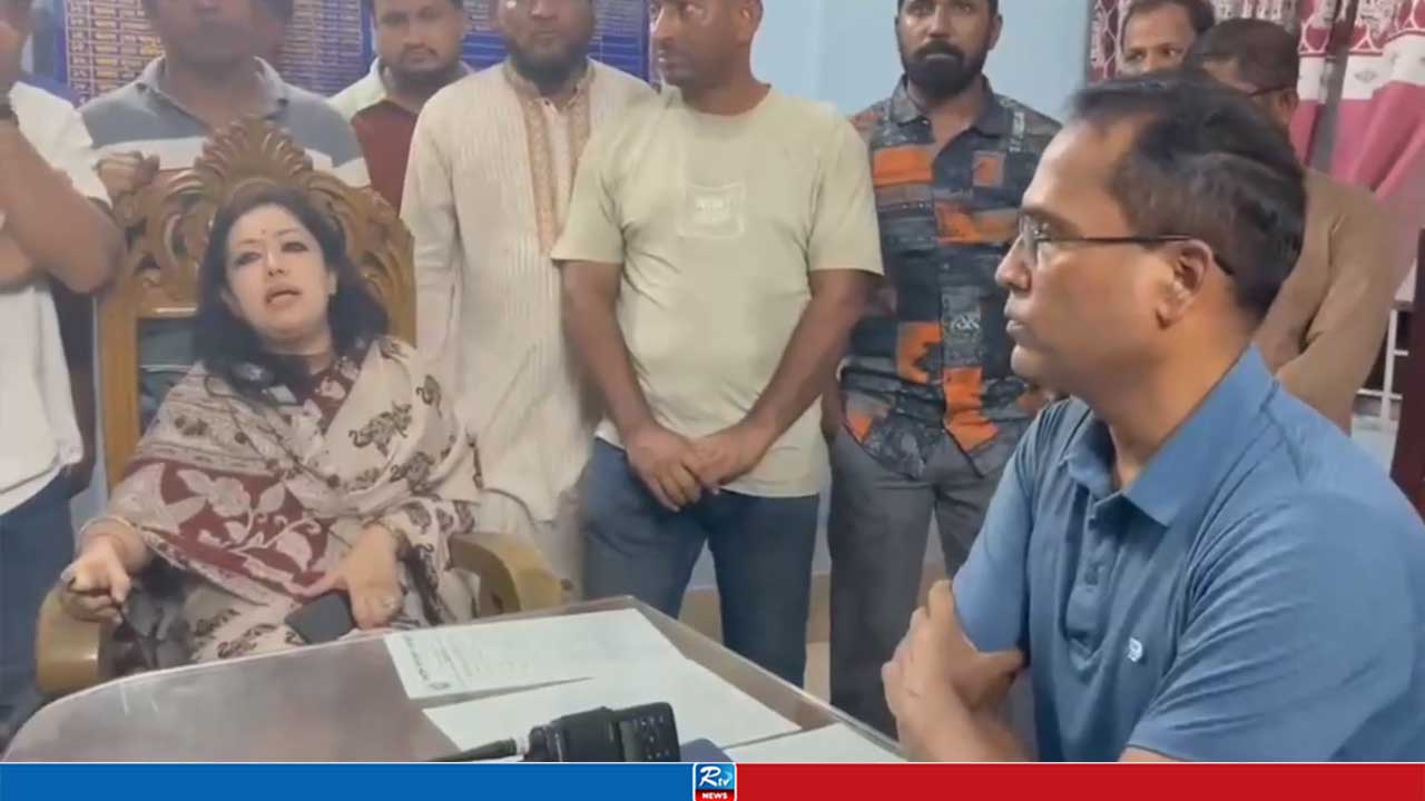 থানার ওসির সঙ্গে রুমিন ফারহানার বাগ্বিতণ্ডা, বললেন ‘আওয়ামী লীগের চোর’