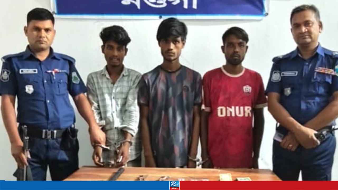 মাদক ও অস্ত্রসহ কিশোর গ্যাংয়ের তিন সদস্য গ্রেপ্তার