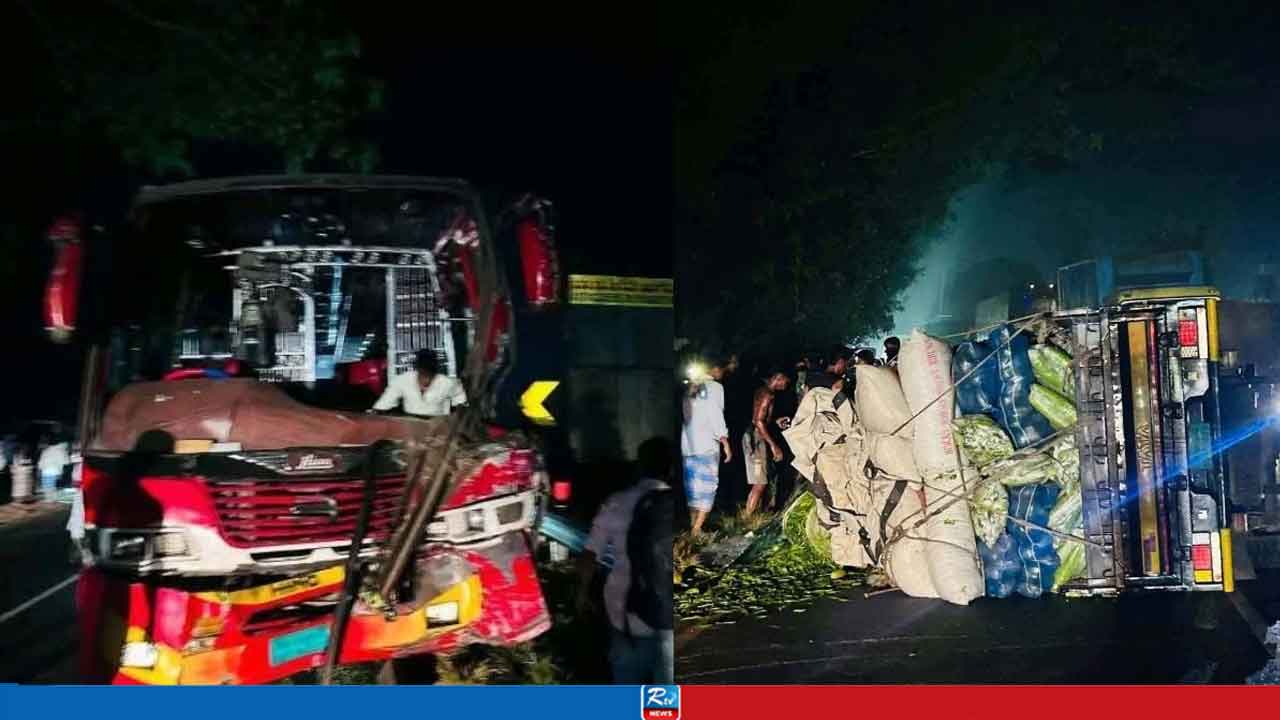 বেপরোয়া গতিতে চলছিল বাস, পিকআপের সঙ্গে সংঘর্ষে প্রাণ গেল দুজনের