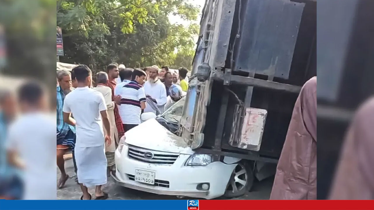 ট্রাক উল্টে পড়ে চ্যাপ্টা হয়ে গেল প্রাইভেটকার, একসঙ্গে প্রাণ হারালেন মা-ছেলে