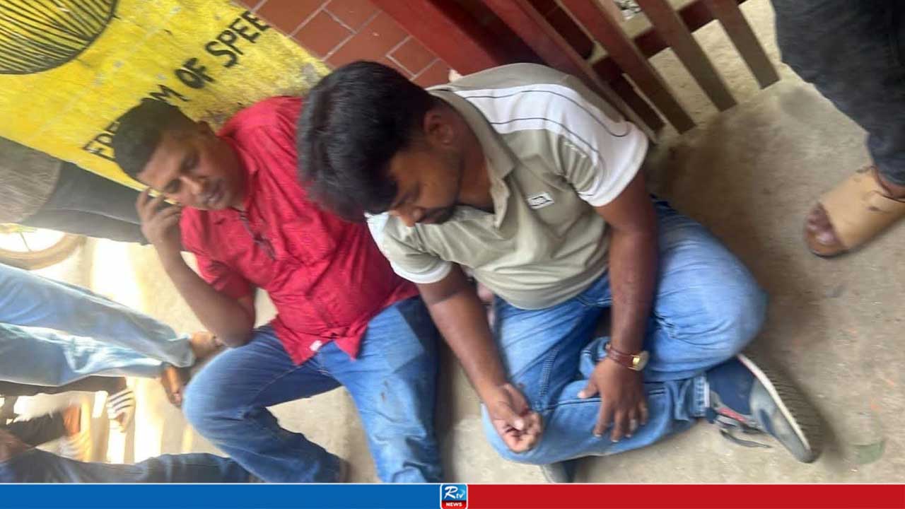 ড্রেন নির্মাণকাজে বাধা, দুই চাঁদাবাজ সাংবাদিককে বেদম পেটাল জনতা