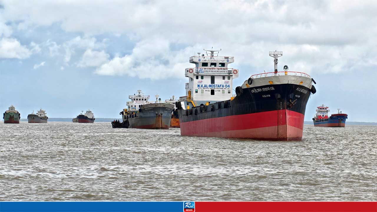 কর্ণফুলিতে কার্গো জাহাজের ধাক্কায় ট্রলার ডুবে দুই জেলে নিখোঁজ, শিকল ধরে বাঁচলেন একজন