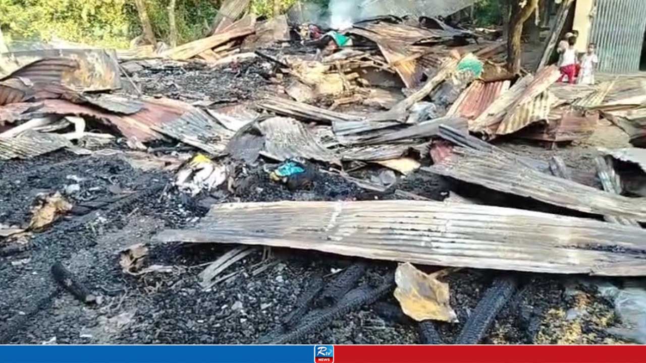 ভয়াবহ আগুনে বসতঘর পুড়ে ছাই, কাঁদছে ৩ পরিবার
