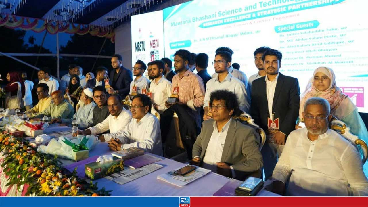 মন্ত্রীর হাতে পুরস্কার পেলেন শিক্ষক-কর্মকর্তাদের ‘মেধাবী সন্তান’, গবেষকদের ভাগ্যে জুটল ফটোসেশন
