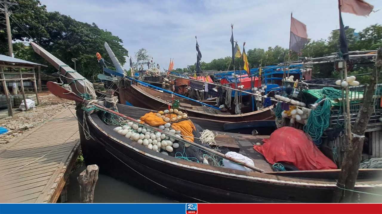 ইলিশ ধরার নিষেধাজ্ঞা শেষ, সাগরযাত্রায় বাধা বৈরী আবহাওয়া