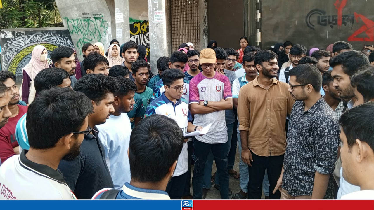 সড়ক দুর্ঘটনায় আহত পাবিপ্রবি শিক্ষার্থী, সাত দফা দাবিতে অবস্থান কর্মসূচি