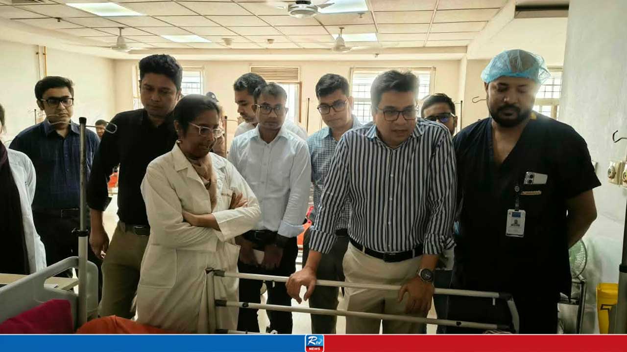 ডা. জুবাইদা রহমানের উদ্যোগে অপসারণ হলো প্রতিবন্ধী ইমাম হোসেনের পিঠের দুই কেজির টিউমার