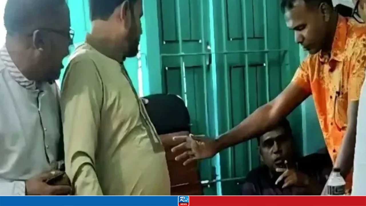 চাঁদা না পেয়ে সোনাখাড়ার ইউপি সদস্যকে বেদম পেটালেন নেতা