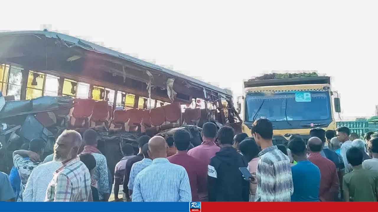 রংপুরে সড়কে দাঁড়িয়ে থাকা ট্রাকে বাসের ধাক্কা, নিহত বেড়ে ৪