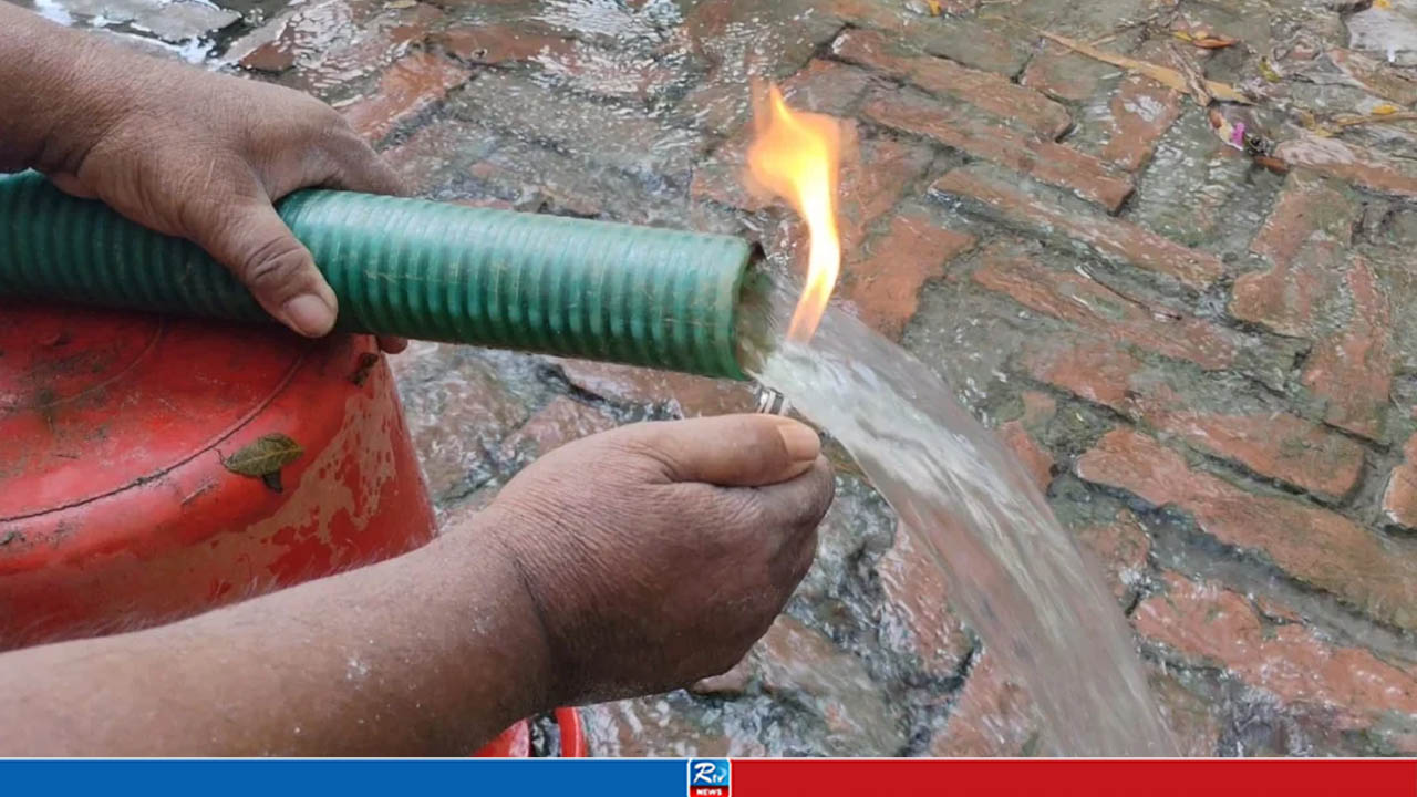 গোপালগঞ্জে পাম্পের পানির সঙ্গে বের হচ্ছে গ্যাস, জ্বলছে আগুন