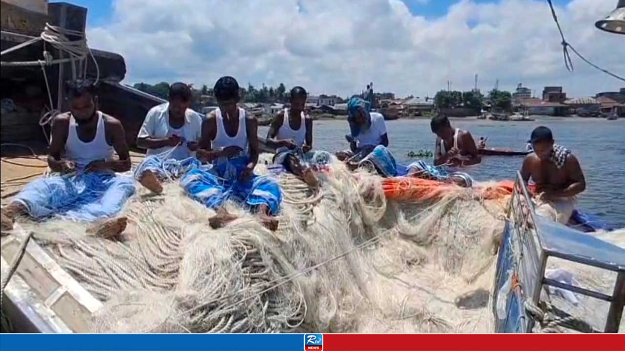 ২২ দিনের নিষেধাজ্ঞা শেষে আজ নদীতে নামছে চাঁদপুরের ৫০ হাজারের বেশি জেলে