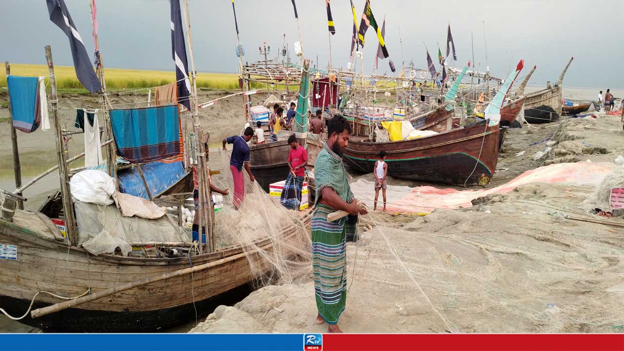 নিষেধাজ্ঞা শেষে মধ্যরাত থেকে মাছ শিকারে নামছেন হাতিয়ার জেলেরা