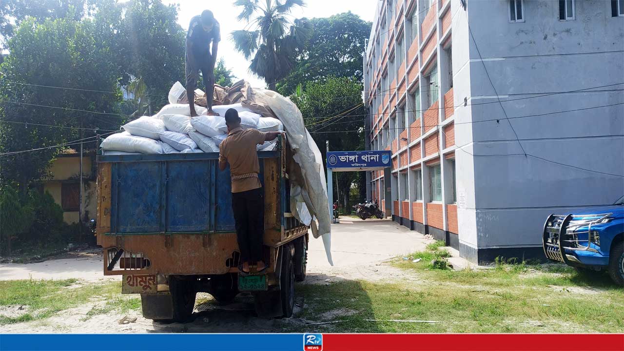 রাতে ট্রাকভর্তি সার পাচারের চেষ্টা, আটক ২