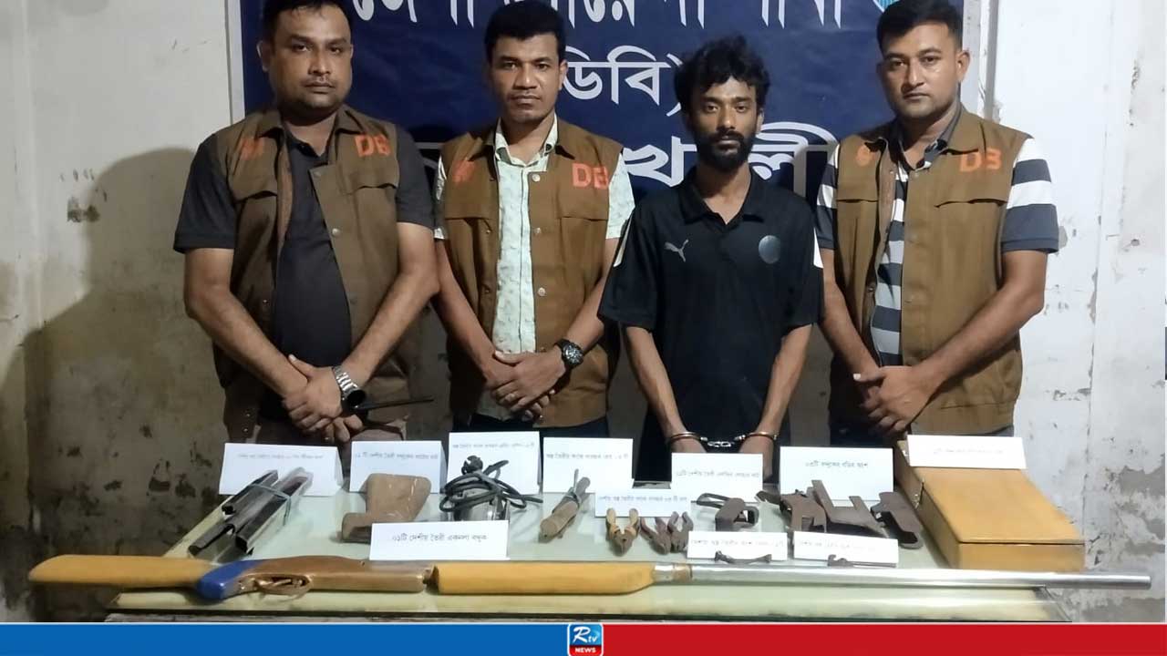 নোয়াখালীতে দেশীয় বন্দুকসহ অস্ত্রের কারিগর গ্রেপ্তার