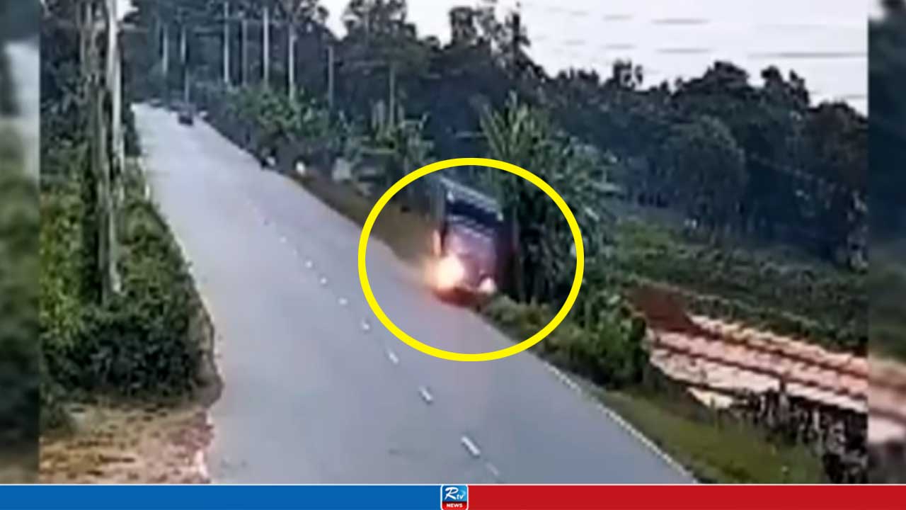 মায়ের চোখের সামনেই দুই বোনকে পিষে মারল কাভার্ডভ্যান