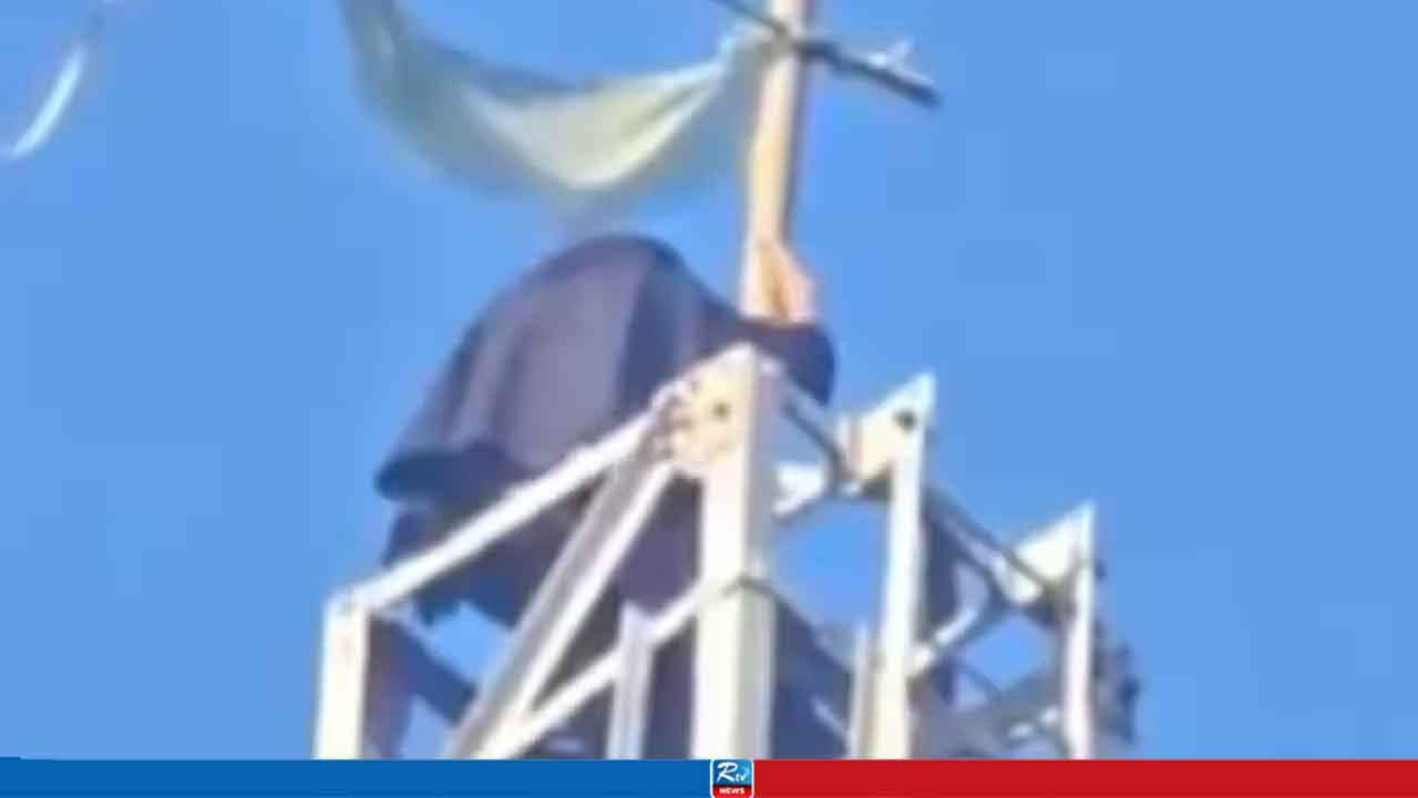 পছন্দের পুরুষকে পেতে ১০০ ফুট উঁচু টাওয়ারে উঠে গেলেন তরুণী, অতঃপর...