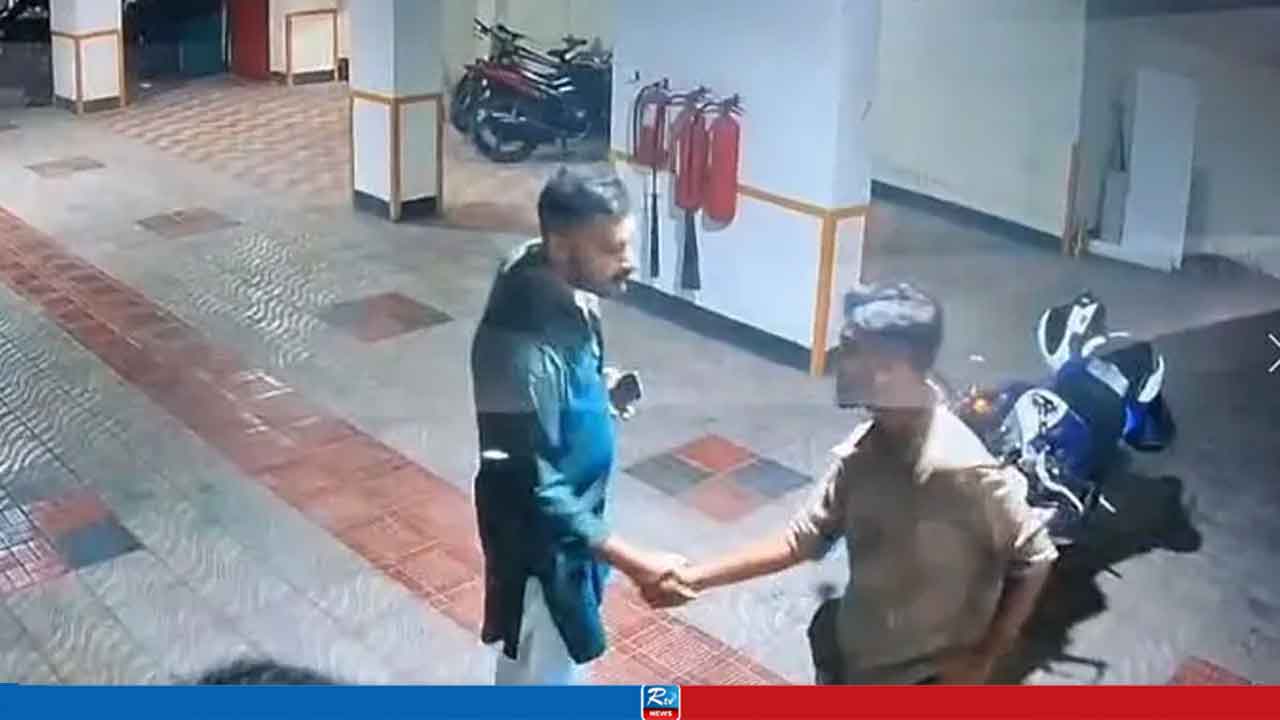 তাহসিফের ‘জুনিয়র বন্ধু’ দীপকে বাসা থেকে নিয়ে গেছে আইনশৃঙ্খলা বাহিনী