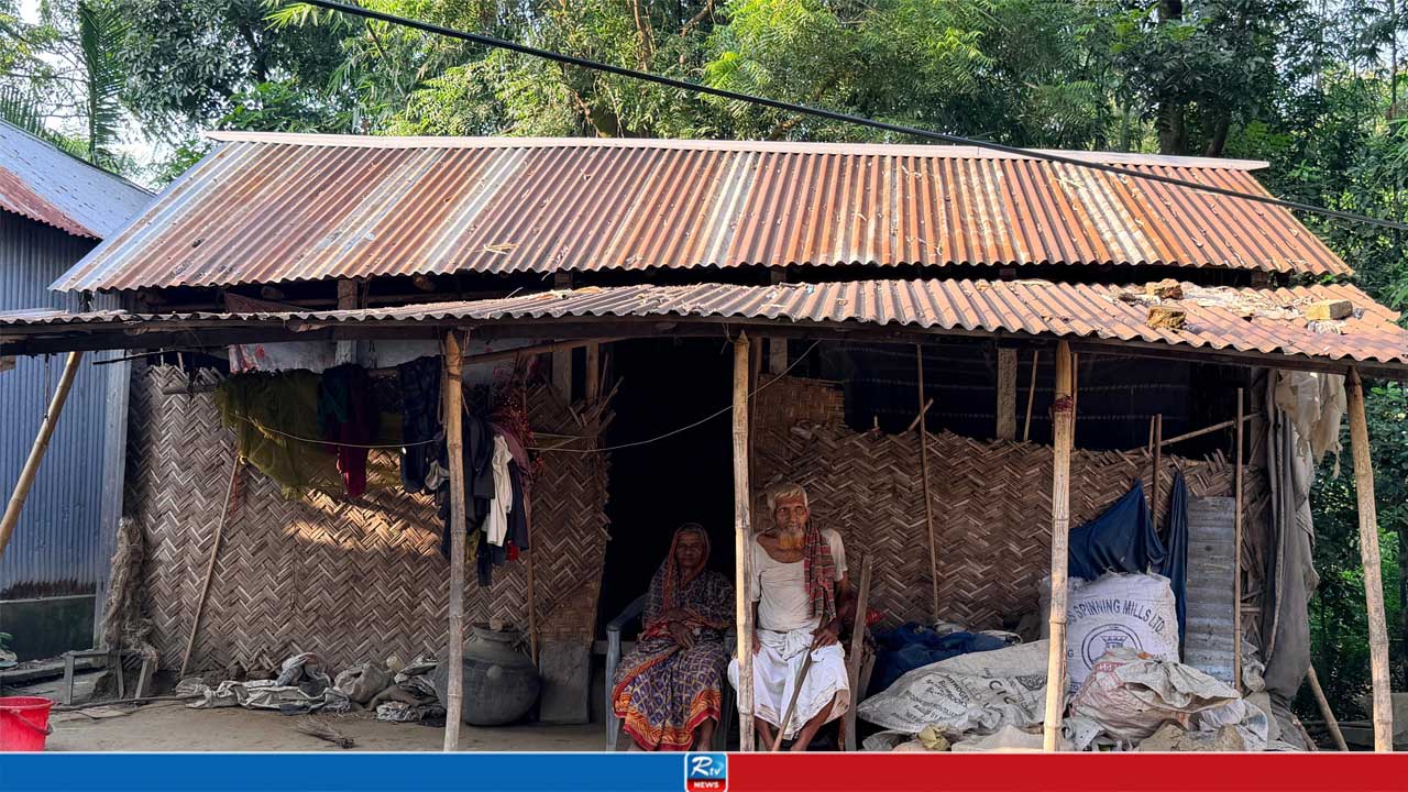 দুমুঠো ভাতের জন্য হাহাকার সব হারানো বৃদ্ধ দম্পতির