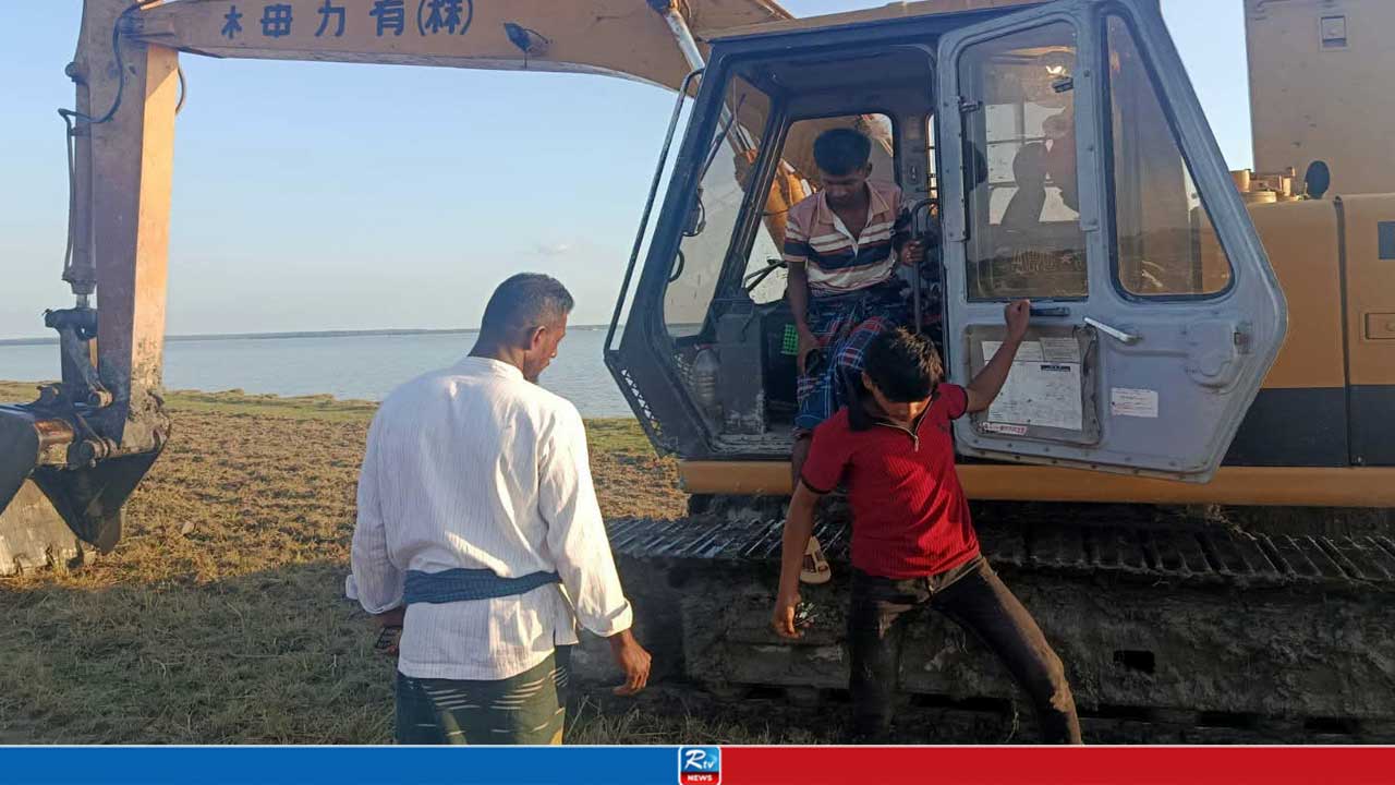 কৃষকের ছদ্মবেশে দুই ‘মাটিখেকো’ ধরলেন ভূমি কর্মকর্তা