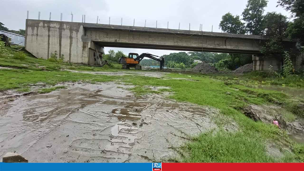 মাঠের ভেতর এতিম সেতু, কেউ জানে না কেন